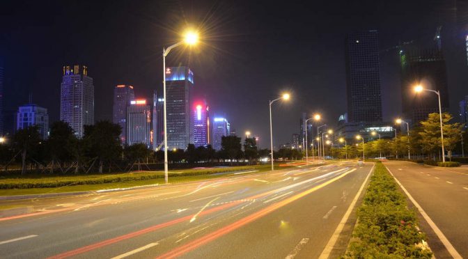 夜晚空旷的街道